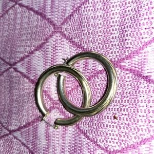 Silver snap back post hoops. Silver is twisted. Impeccable design.